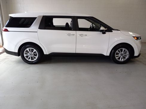 Used 2022 Kia Carnival LX FWD image 2