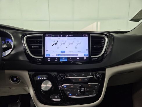 Certified 2023 Chrysler Pacifica Touring-L image 44