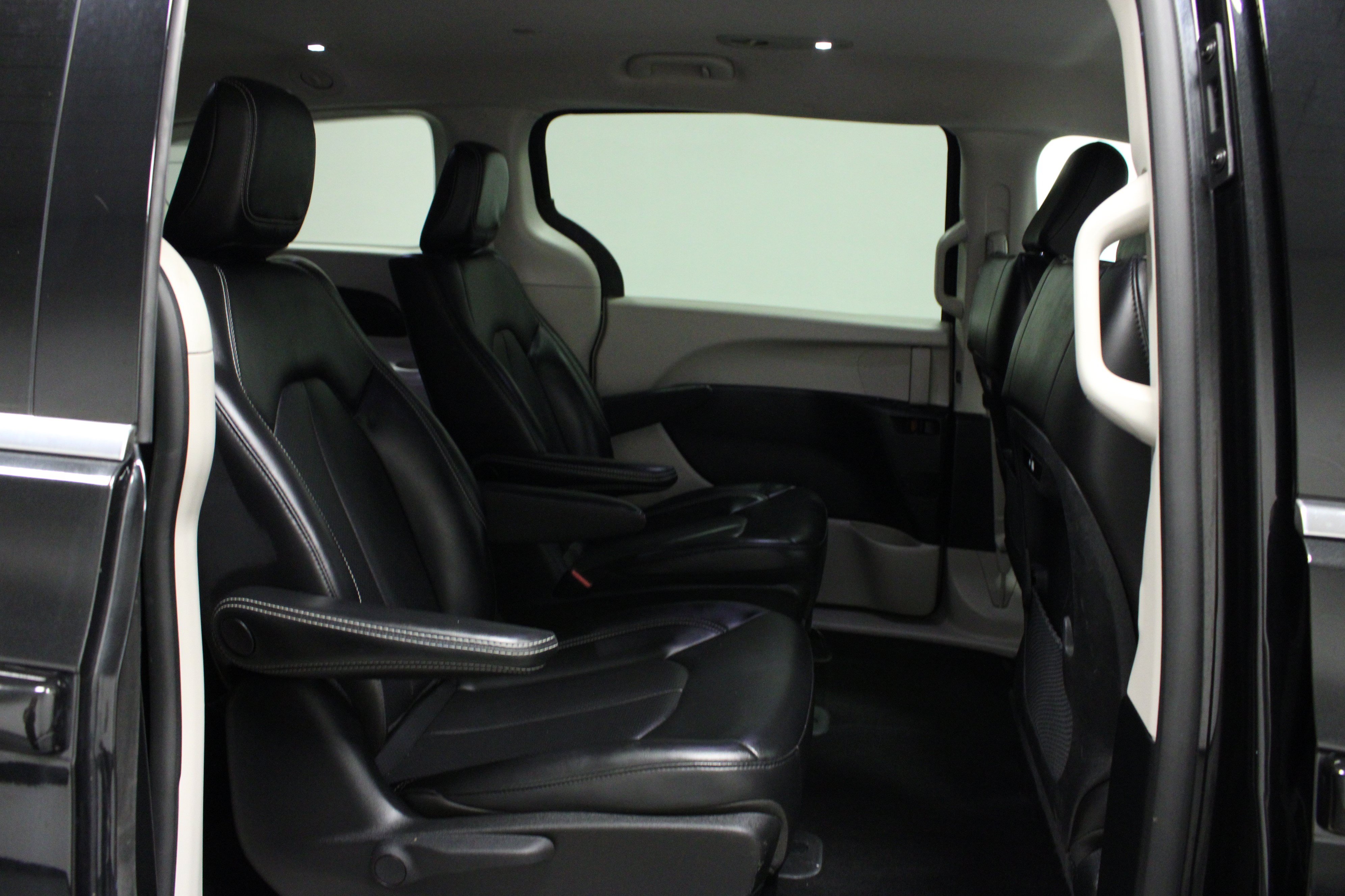 Used 2023 Chrysler Pacifica Touring-L FWD image 16