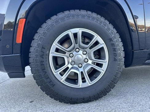 Used 2023 Jeep Wagoneer 4WD image 11