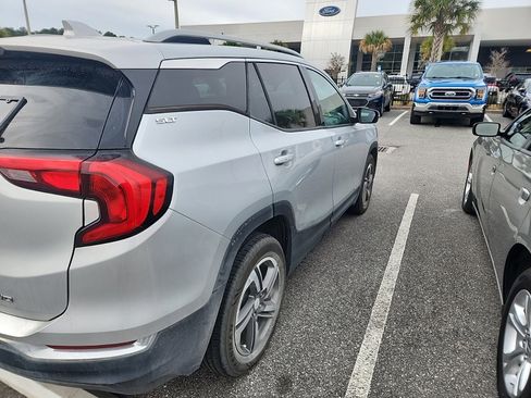 Used 2021 GMC Terrain SLT image 3