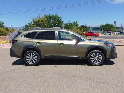Used 2024 Subaru Outback Premium AWD/4WD image 3