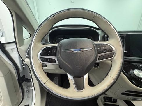 Used 2018 Chrysler Pacifica Limited w/ Tire & Wheel Group FWD image 19