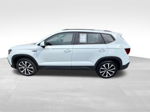 Used 2023 Volkswagen Taos SE FWD image 2