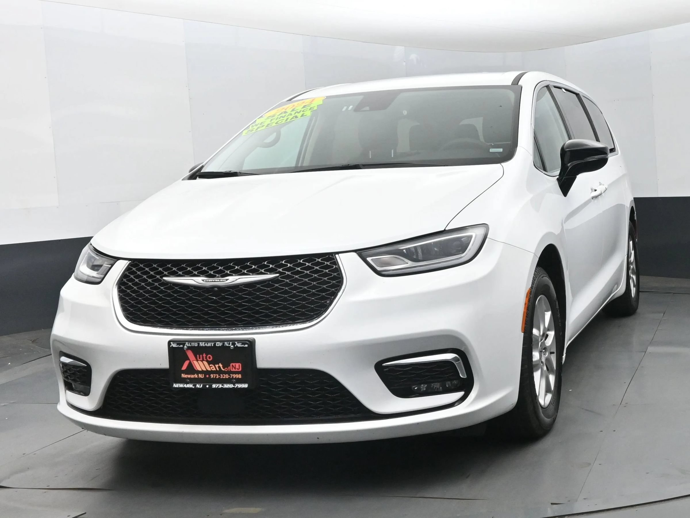 Used 2024 Chrysler Pacifica Touring-L FWD image 1