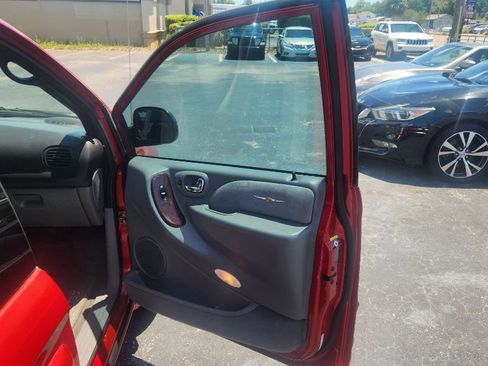 Used 2004 Chrysler Town & Country Limited FWD image 15
