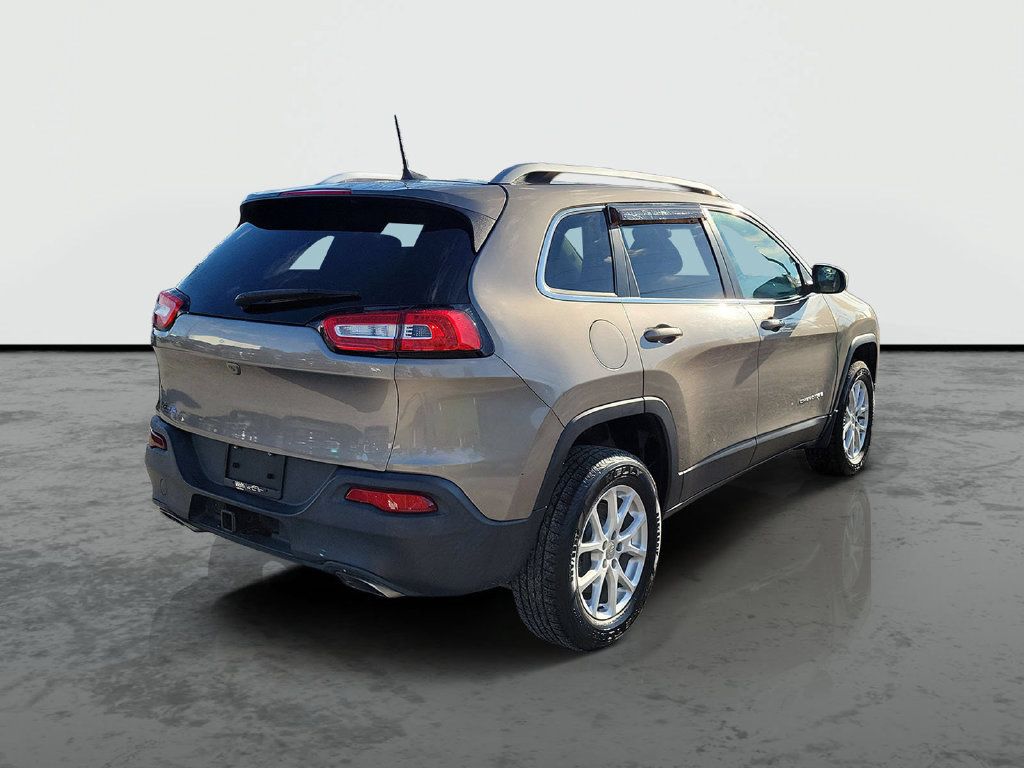 Used 2017 Jeep Cherokee Latitude w/ Comfort/Convenience Group AWD/4WD image 2