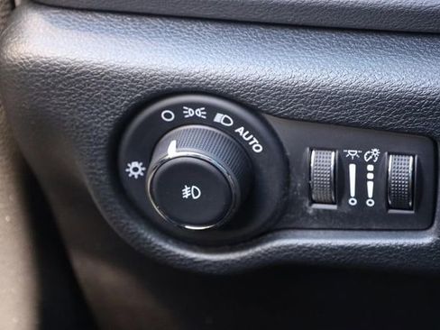 Used 2025 Chrysler Pacifica Select image 18