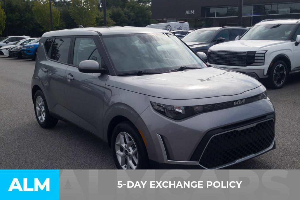 Used 2025 Kia Soul LX w/ LX Technology Package FWD image 3