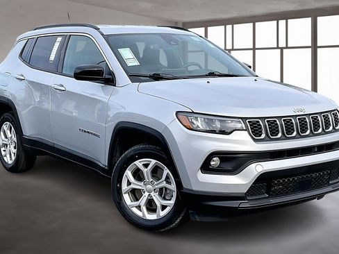 Used 2024 Jeep Compass Latitude image 1