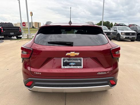 Used 2024 Chevrolet Trax LT w/ Driver Confidence Package FWD image 4