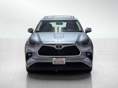 Used 2022 Toyota Highlander XLE FWD image 2