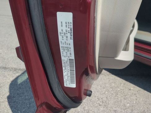 Used 2008 Chrysler Town & Country Touring FWD image 28