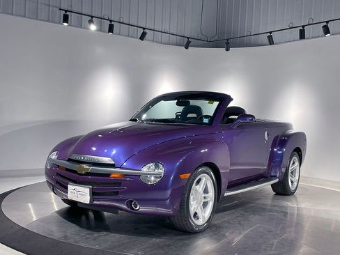 Used 2004 Chevrolet SSR w/ Preferred Equipment Group RWD image 2