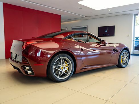 Used 2010 Ferrari California RWD image 33