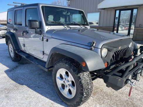 Used 2013 Jeep Wrangler Unlimited Sahara image 3