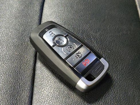 Used 2016 Ford Explorer XLT w/ Equipment Group 202A AWD/4WD image 32