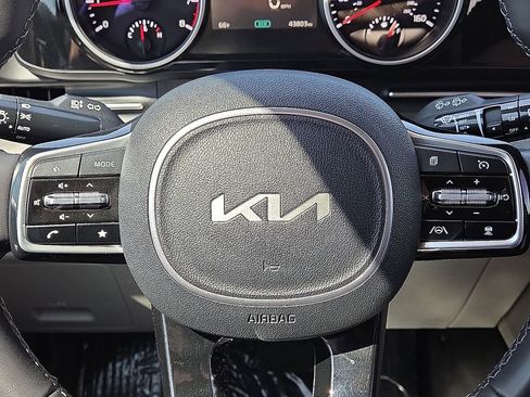 Used 2024 Kia Carnival EX FWD image 29