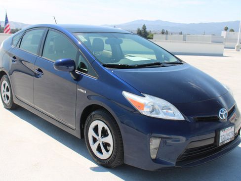 Used 2013 Toyota Prius Four w/ Deluxe Solar Roof Pkg FWD image 2