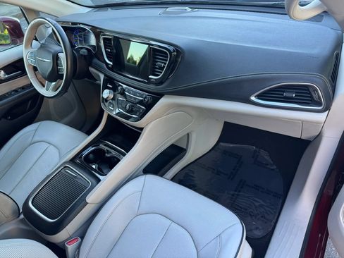 Used 2021 Chrysler Pacifica Limited w/ Premium & Safety Sphere Group FWD image 24