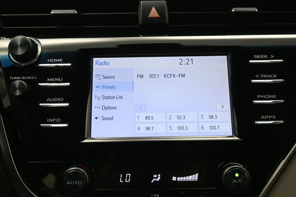 Used 2018 Toyota Camry SE FWD image 19