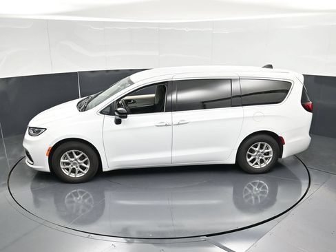 Used 2024 Chrysler Pacifica Touring-L FWD image 47