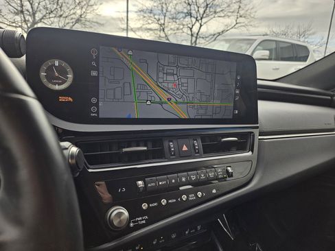 Used 2022 Lexus ES 300h w/ Luxury Package image 16