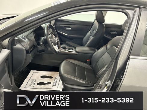 Used 2023 Nissan Sentra SR w/ SR Premium Package FWD image 9