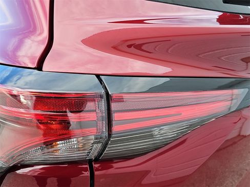 Used 2021 Toyota Sienna XLE image 37