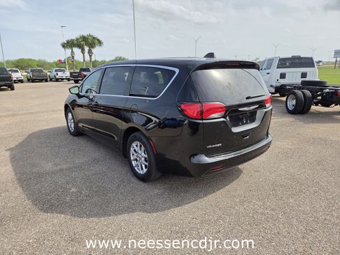 Used 2023 Chrysler Voyager LX image 5