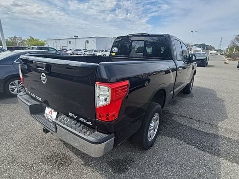 Used 2018 Nissan Titan SV image 5
