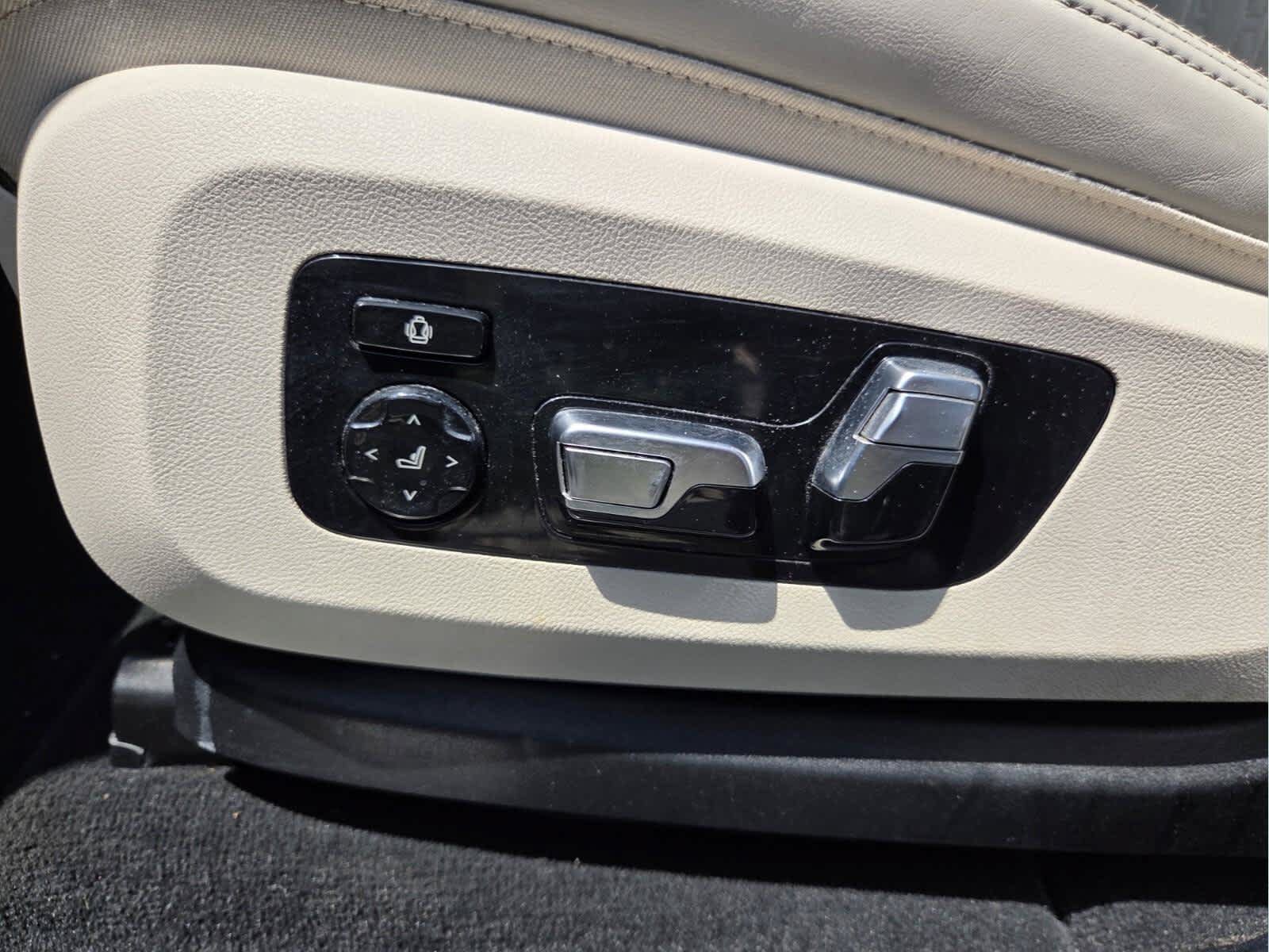 Used 2022 BMW X7 xDrive40i w/ Premium Package AWD/4WD image 23