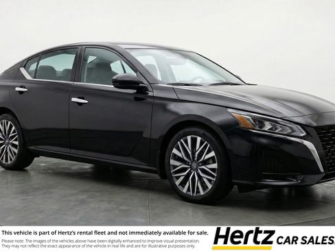 Used 2025 Nissan Altima 2.5 SV image 1
