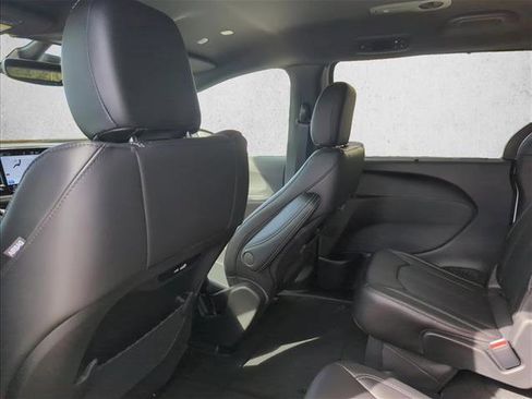 New 2026 Chrysler Pacifica Select image 17