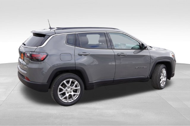 Used 2023 Jeep Compass Latitude w/ Sun and Sound Group AWD/4WD image 4