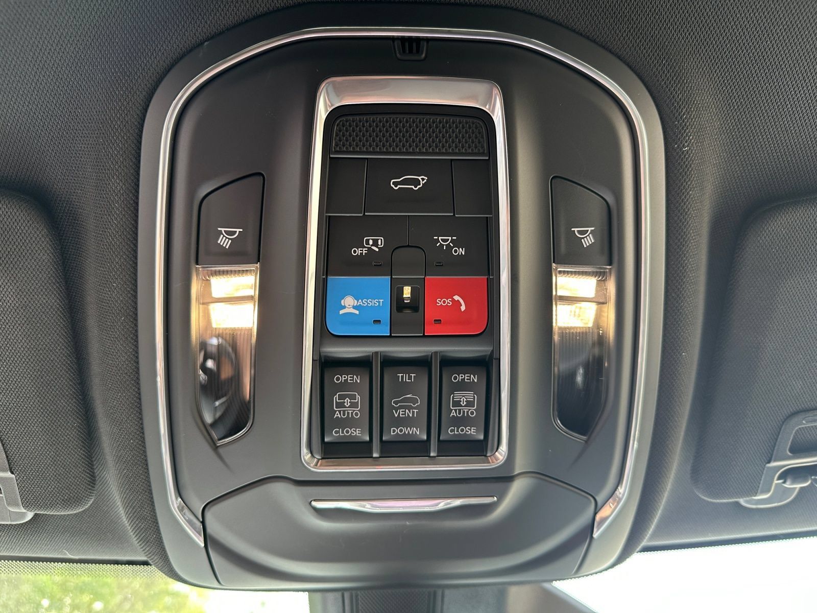 Used 2025 Jeep Grand Cherokee Overland w/ Trailer Tow Package AWD/4WD image 33