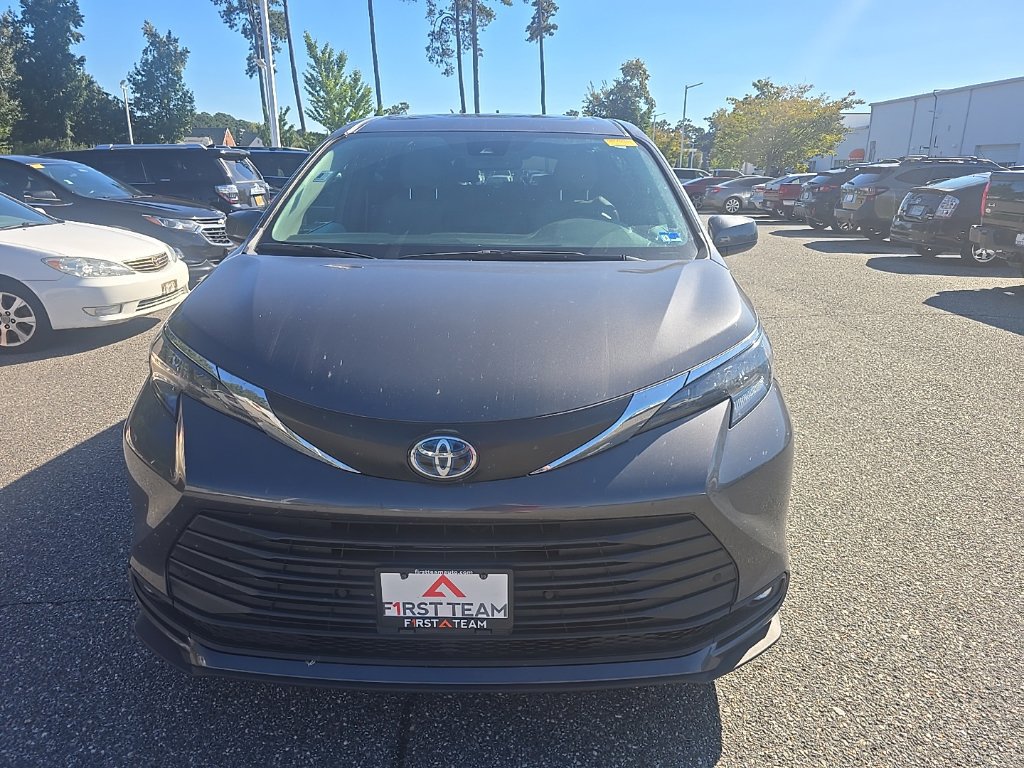 Used 2025 Toyota Sienna XLE FWD image 2