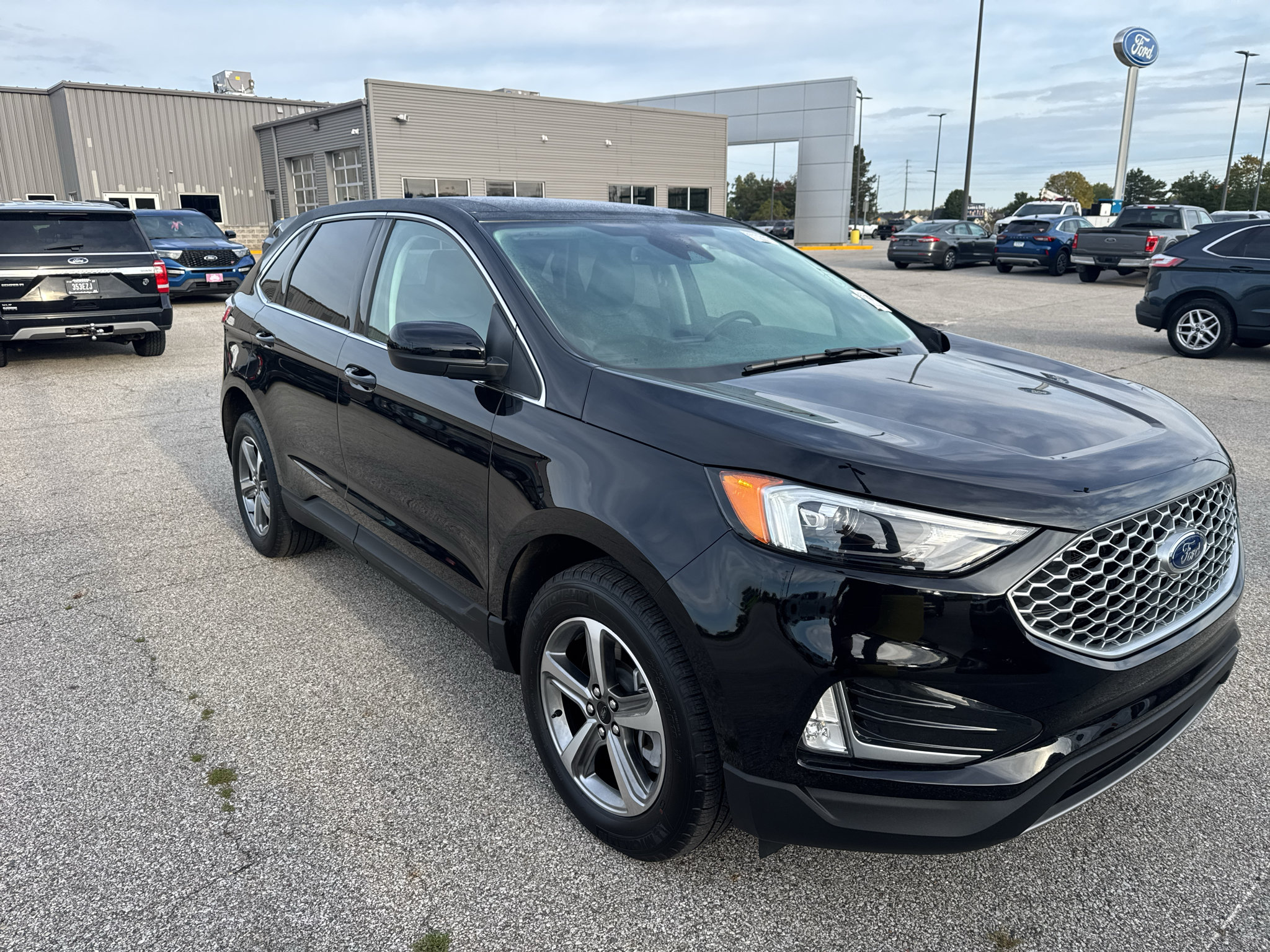 Used 2024 Ford Edge SEL w/ Convenience Package AWD/4WD image 4