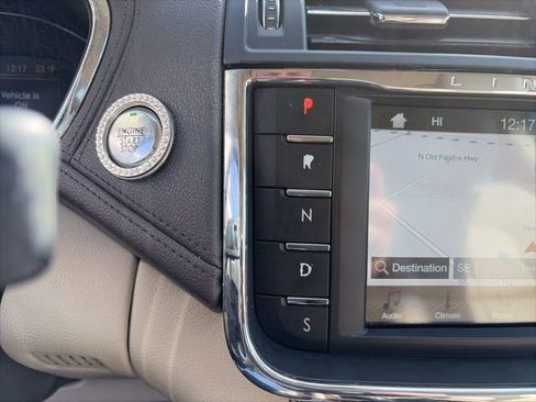 Used 2017 Lincoln Continental Select image 19