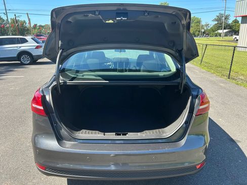 Used 2016 Ford Focus SE w/ Reverse Sensing Package FWD image 8
