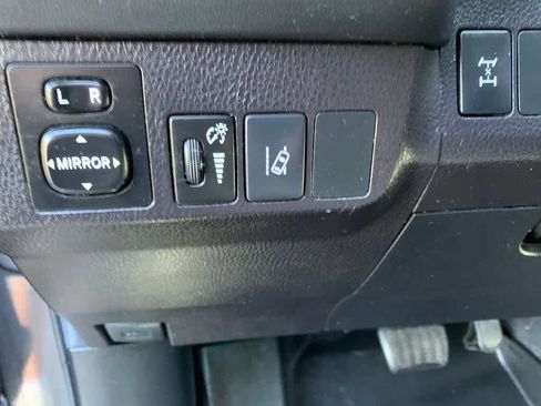 Used 2018 Toyota RAV4 LE AWD/4WD image 24