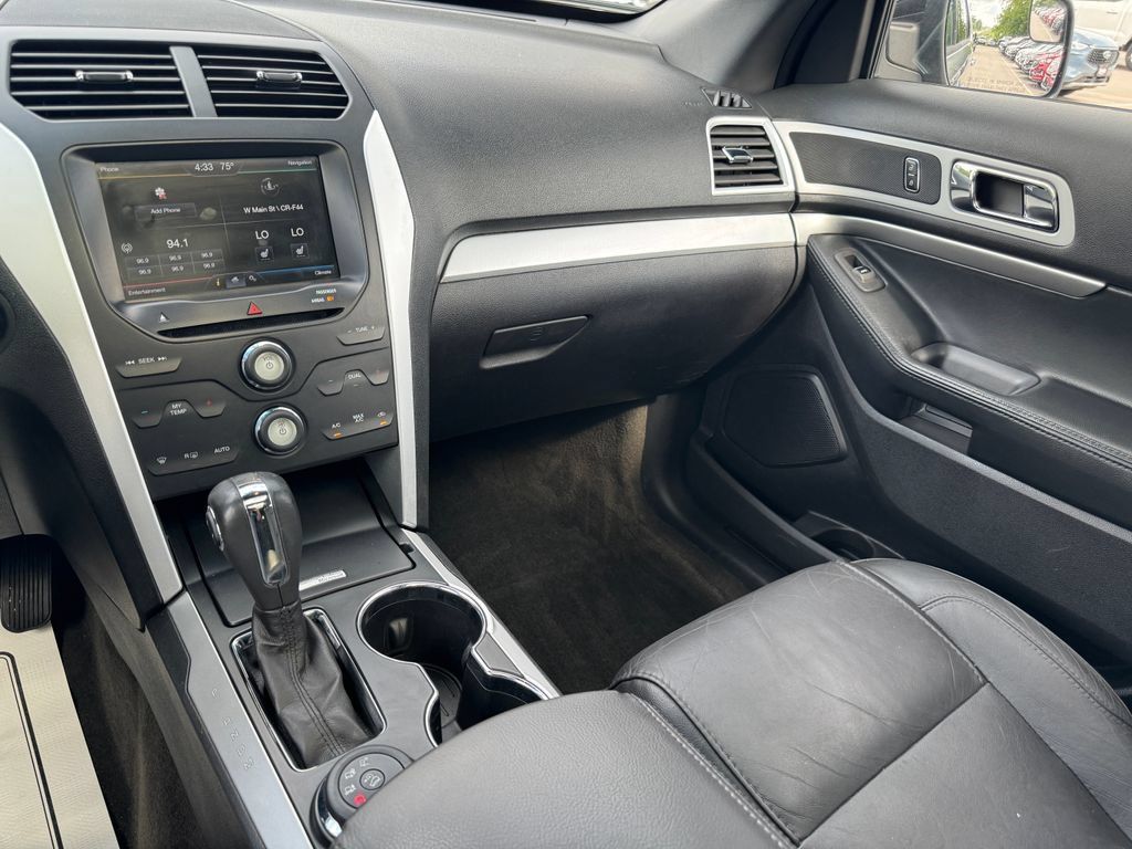 Used 2014 Ford Explorer XLT w/ Equipment Group 202A AWD/4WD image 26