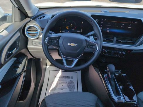 Used 2025 Chevrolet Trax LT w/ LT Convenience Package image 10