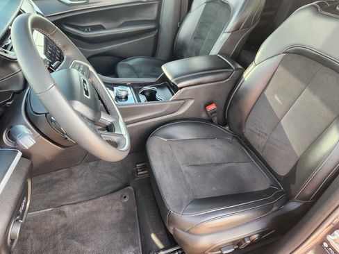Used 2025 Jeep Grand Cherokee L Altitude AWD/4WD image 13