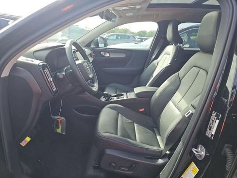 Used 2025 Volvo XC40 B5 Core image 2