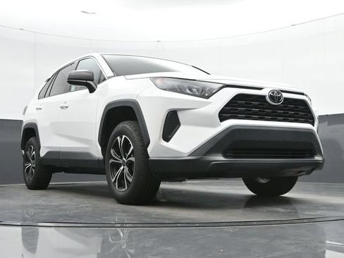 Used 2022 Toyota RAV4 LE FWD image 10