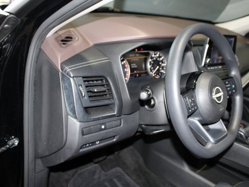 Used 2023 Nissan Rogue SV image 12