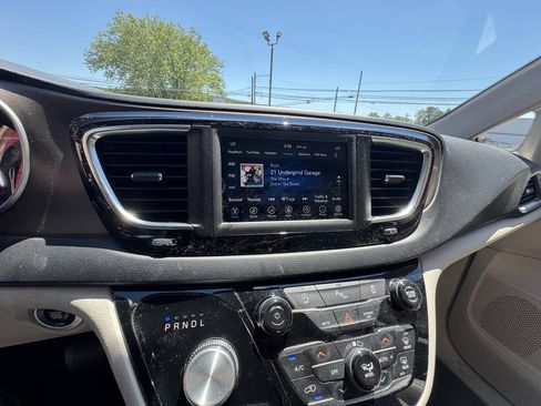 Used 2019 Chrysler Pacifica Touring-L FWD image 27