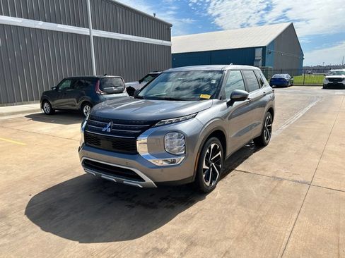Used 2022 Mitsubishi Outlander SE AWD/4WD image 1