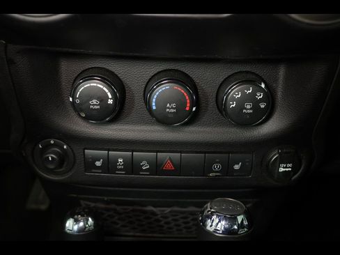 Used 2017 Jeep Wrangler Unlimited Sahara w/ Connectivity Group AWD/4WD image 17